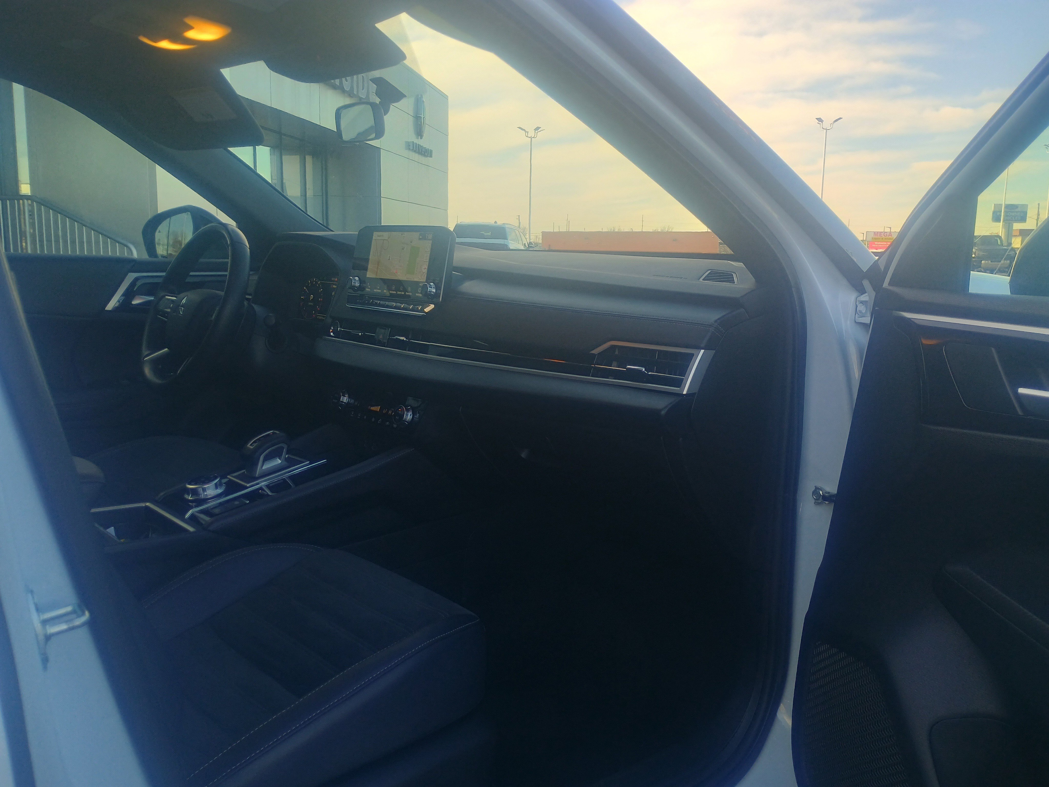 Used 2024 Mitsubishi Outlander SE image 16