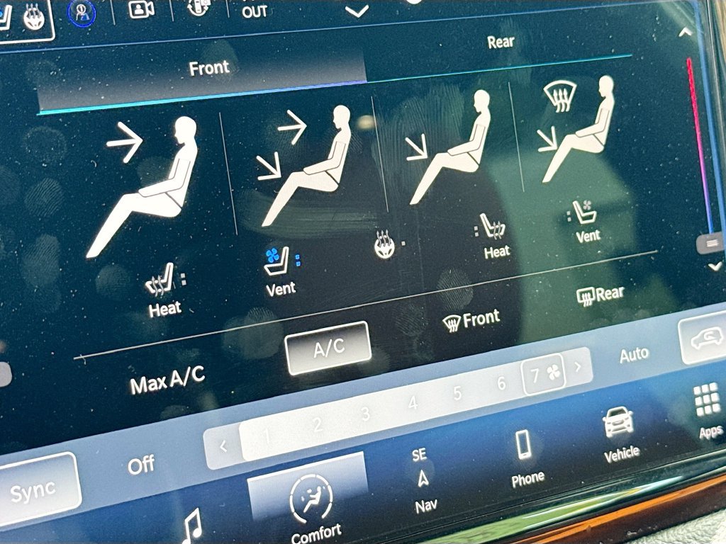 Used 2024 Chrysler Pacifica Pinnacle FWD image 23