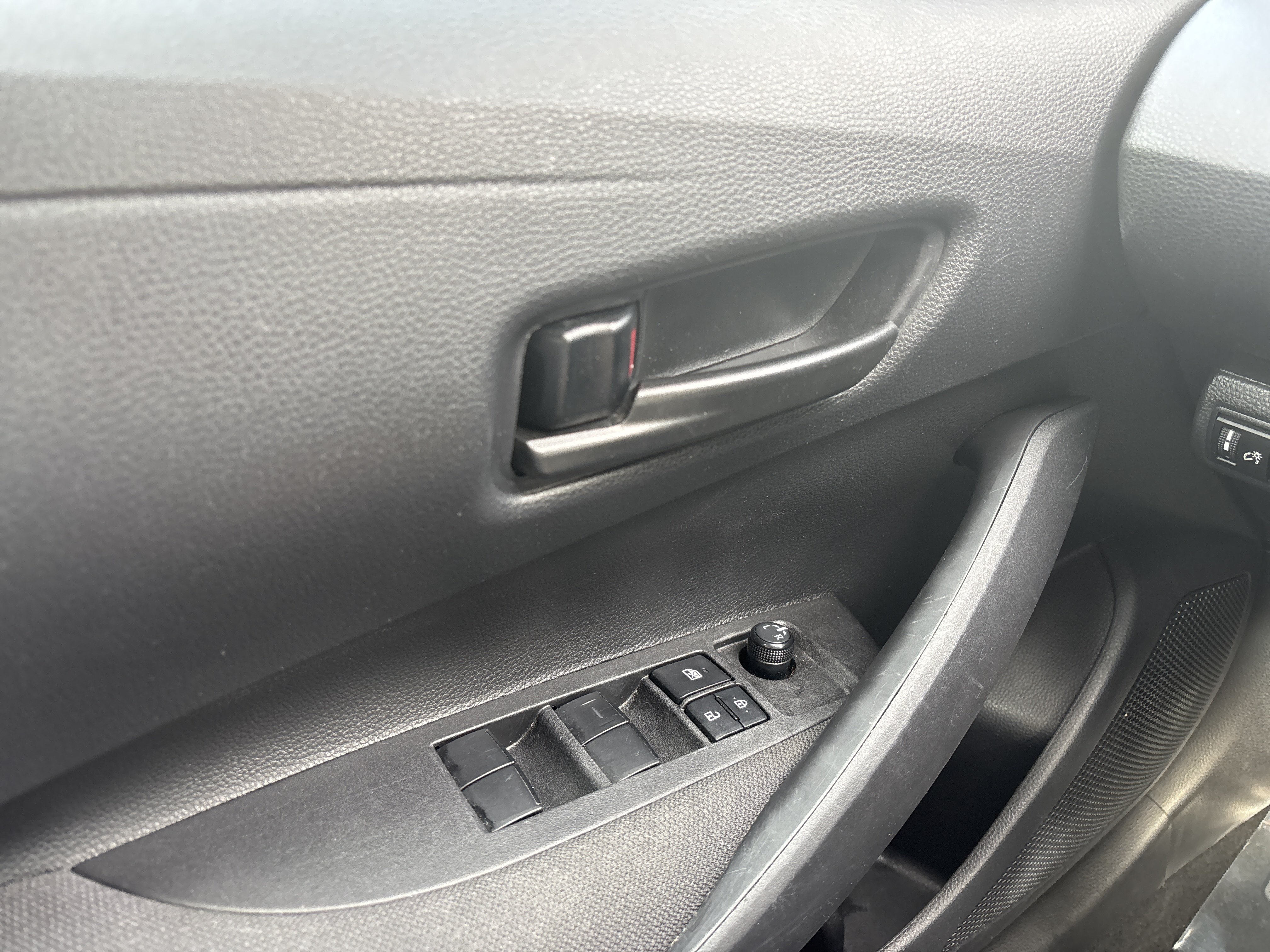 Used 2025 Toyota Corolla LE FWD image 27