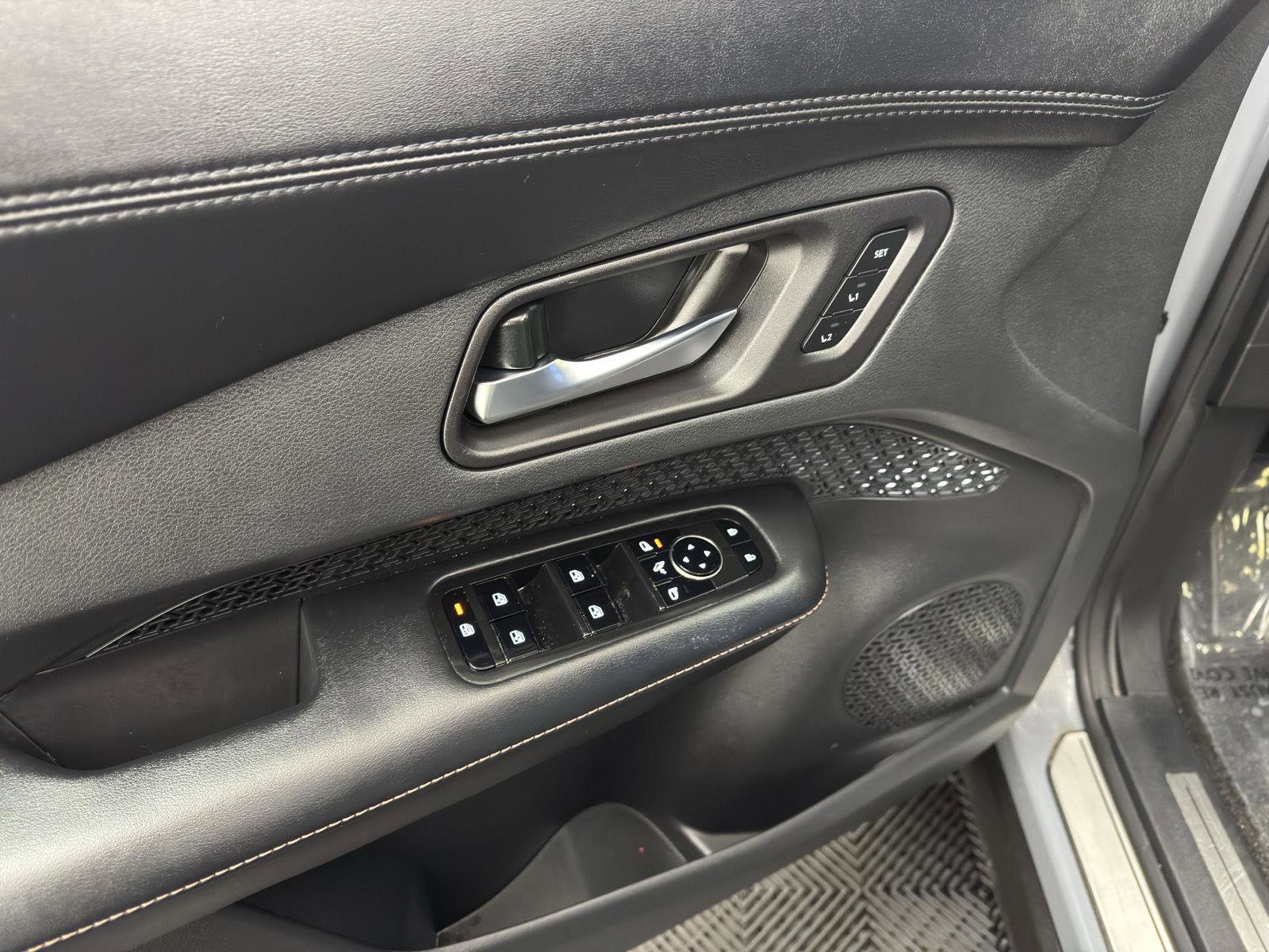 Used 2024 Nissan Ariya AWD image 17