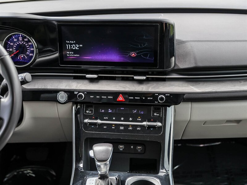Used 2024 Kia Carnival EX FWD image 18