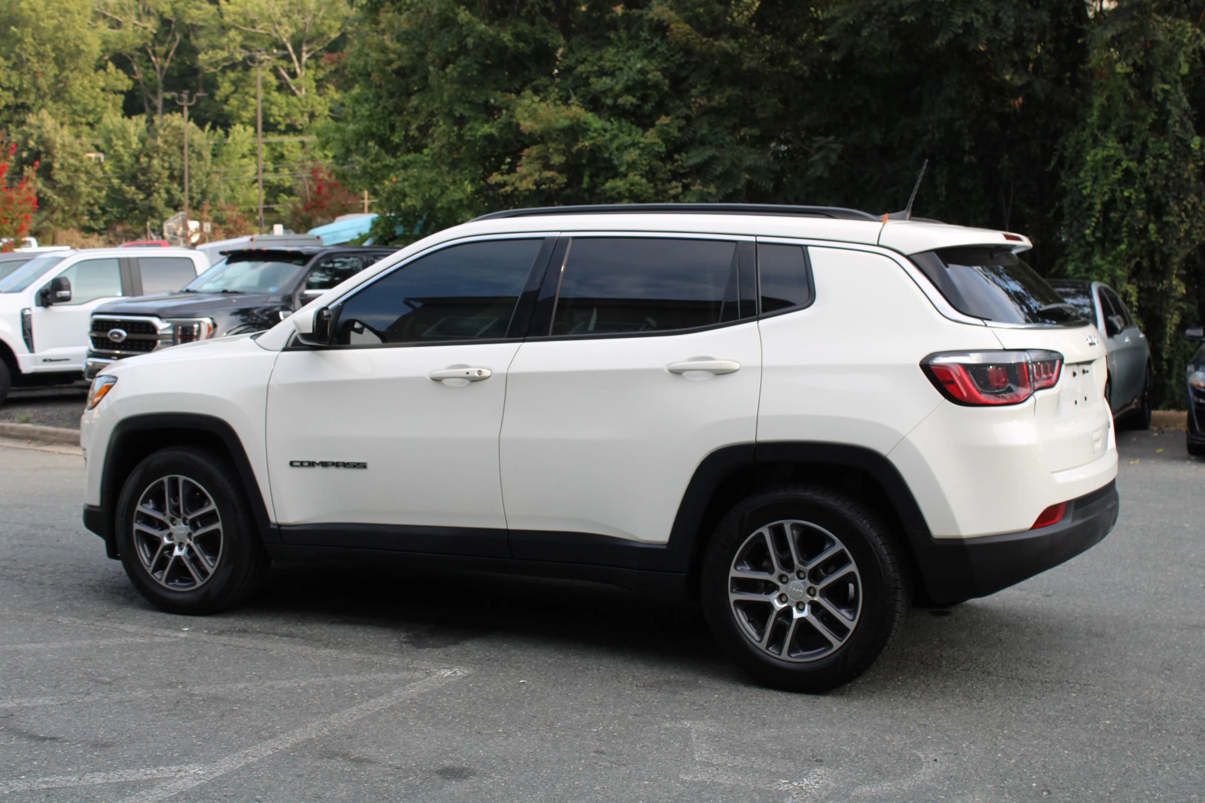 Used 2019 Jeep Compass Latitude FWD image 4