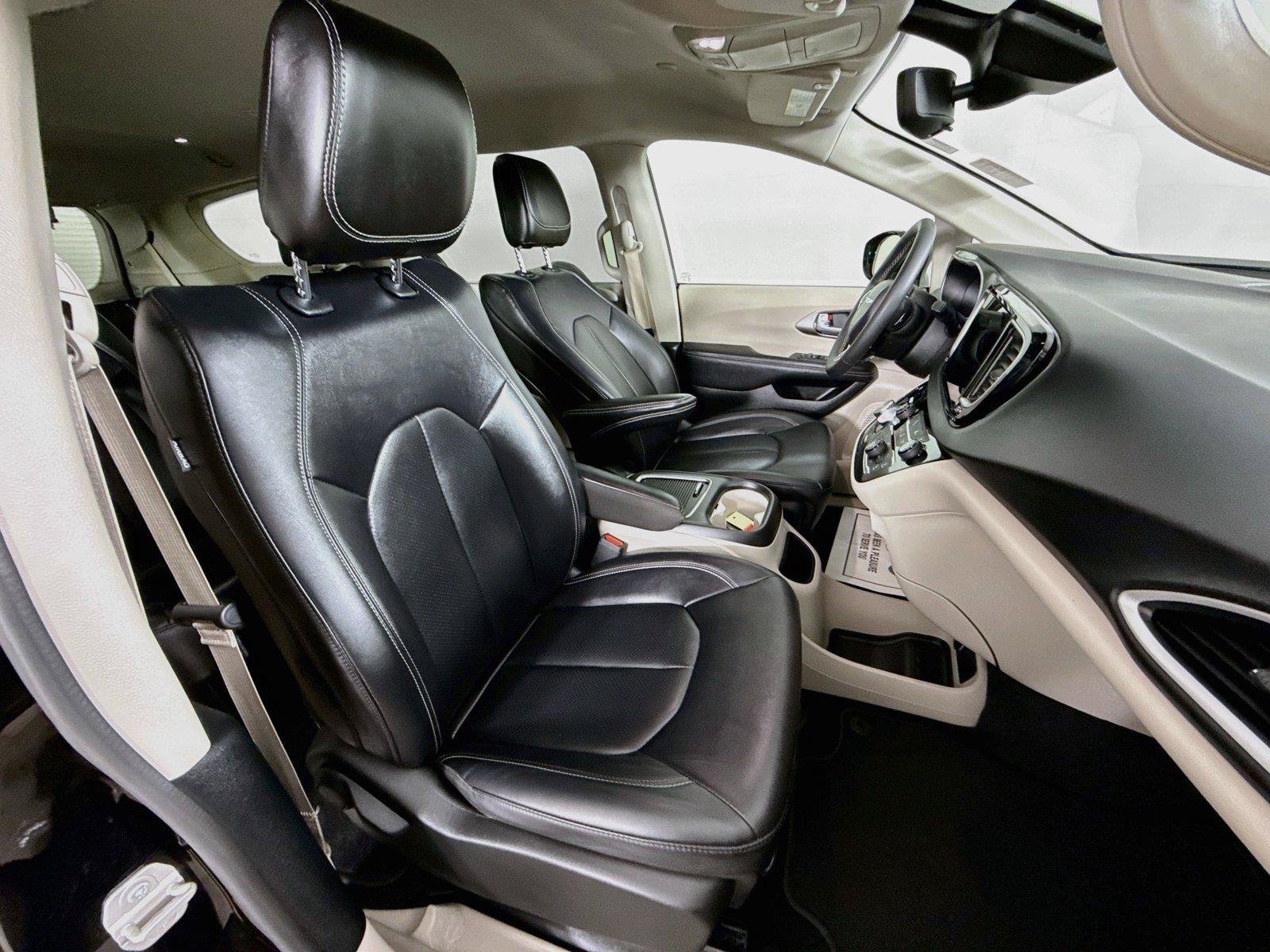 Used 2024 Chrysler Pacifica Touring-L FWD image 28