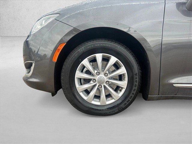 Used 2017 Chrysler Pacifica Touring-L FWD image 28