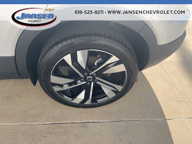 Used 2025 Volvo XC40 B5 Plus image 10