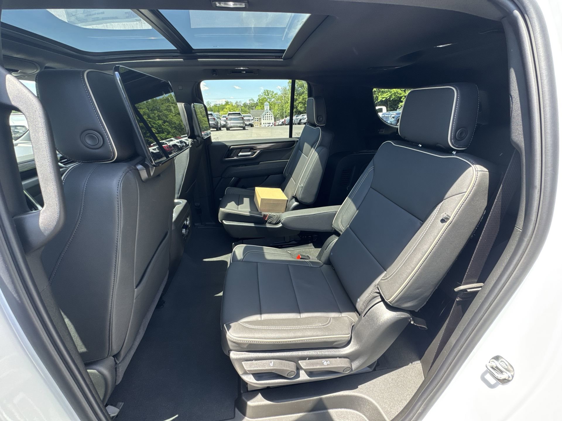 New 2026 GMC Yukon XL Elevation w/ Elevation Premium Package AWD/4WD image 25