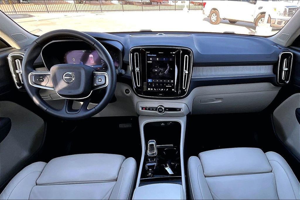 Used 2023 Volvo XC40 B4 Plus w/ Protection Package Premier image 21