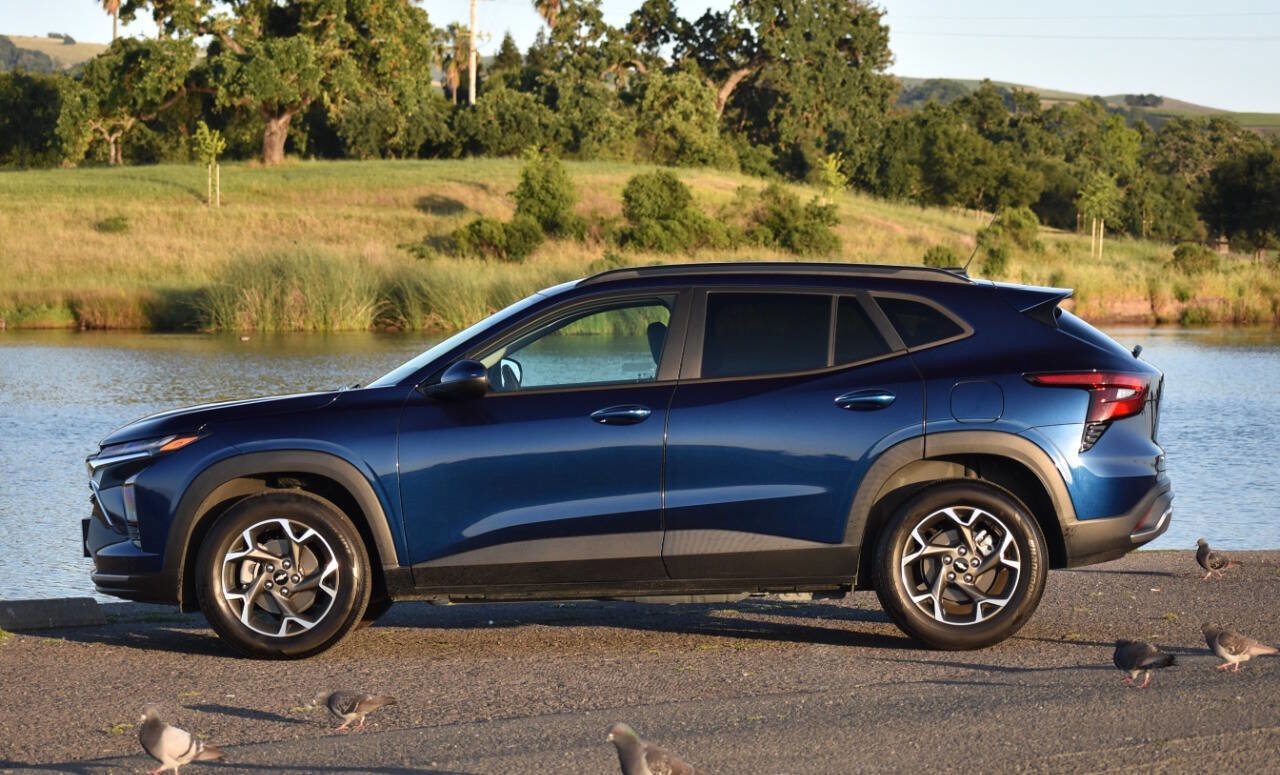 Used 2024 Chevrolet Trax LT w/ Sunroof Package FWD image 19