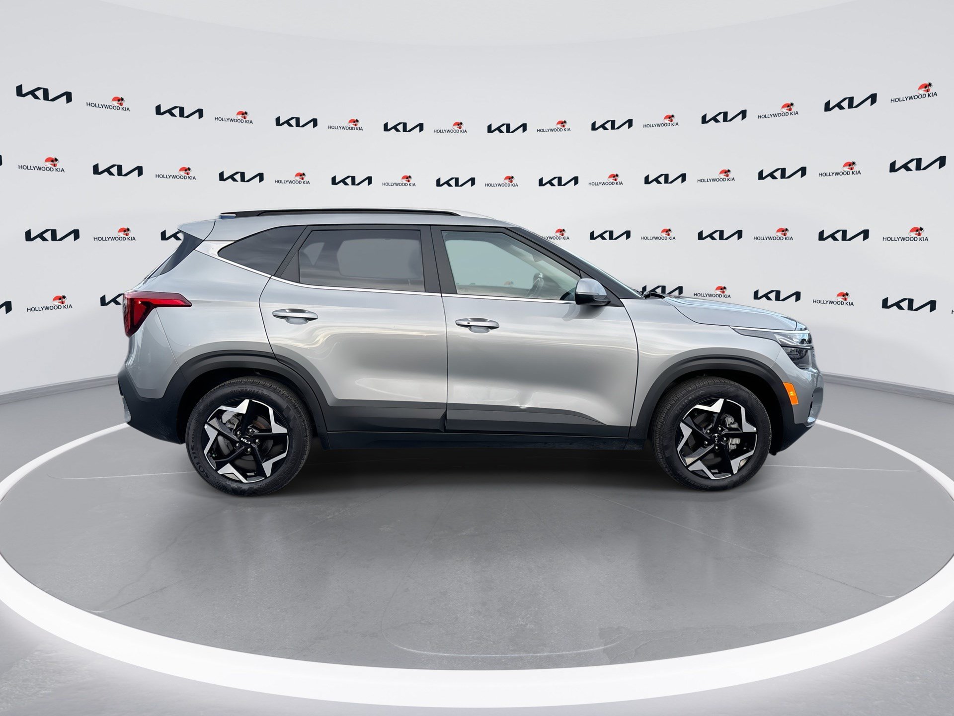 Used 2025 Kia Seltos EX FWD image 9