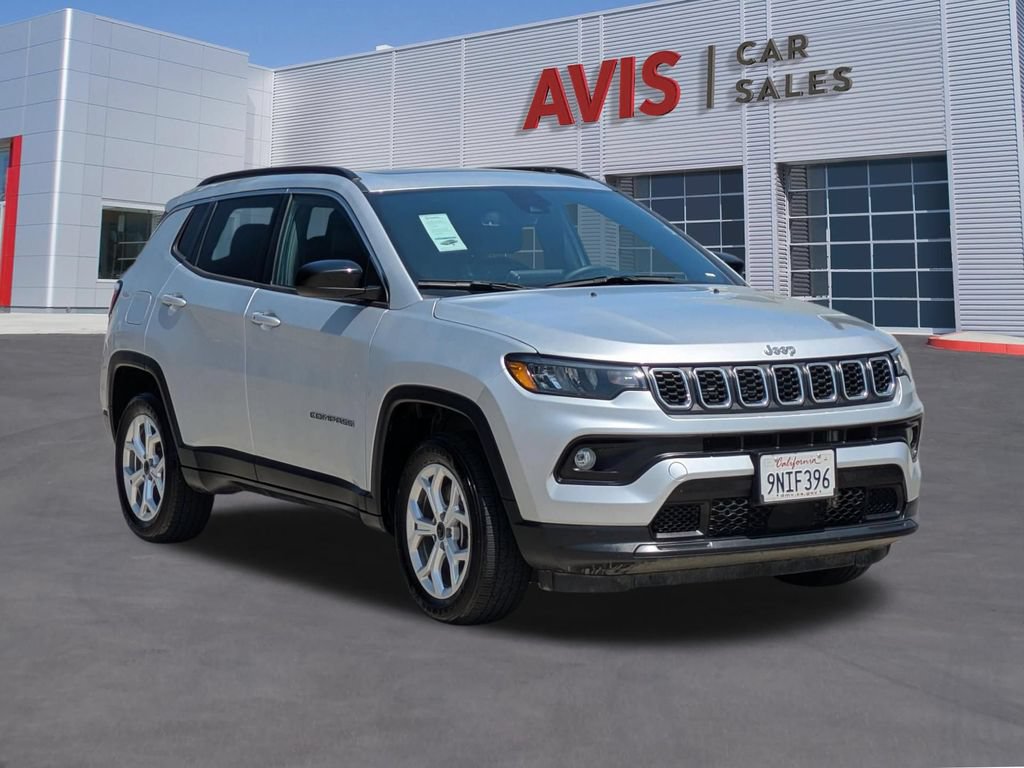 Used 2025 Jeep Compass Latitude w/ Sun & Sound Group AWD/4WD image 3