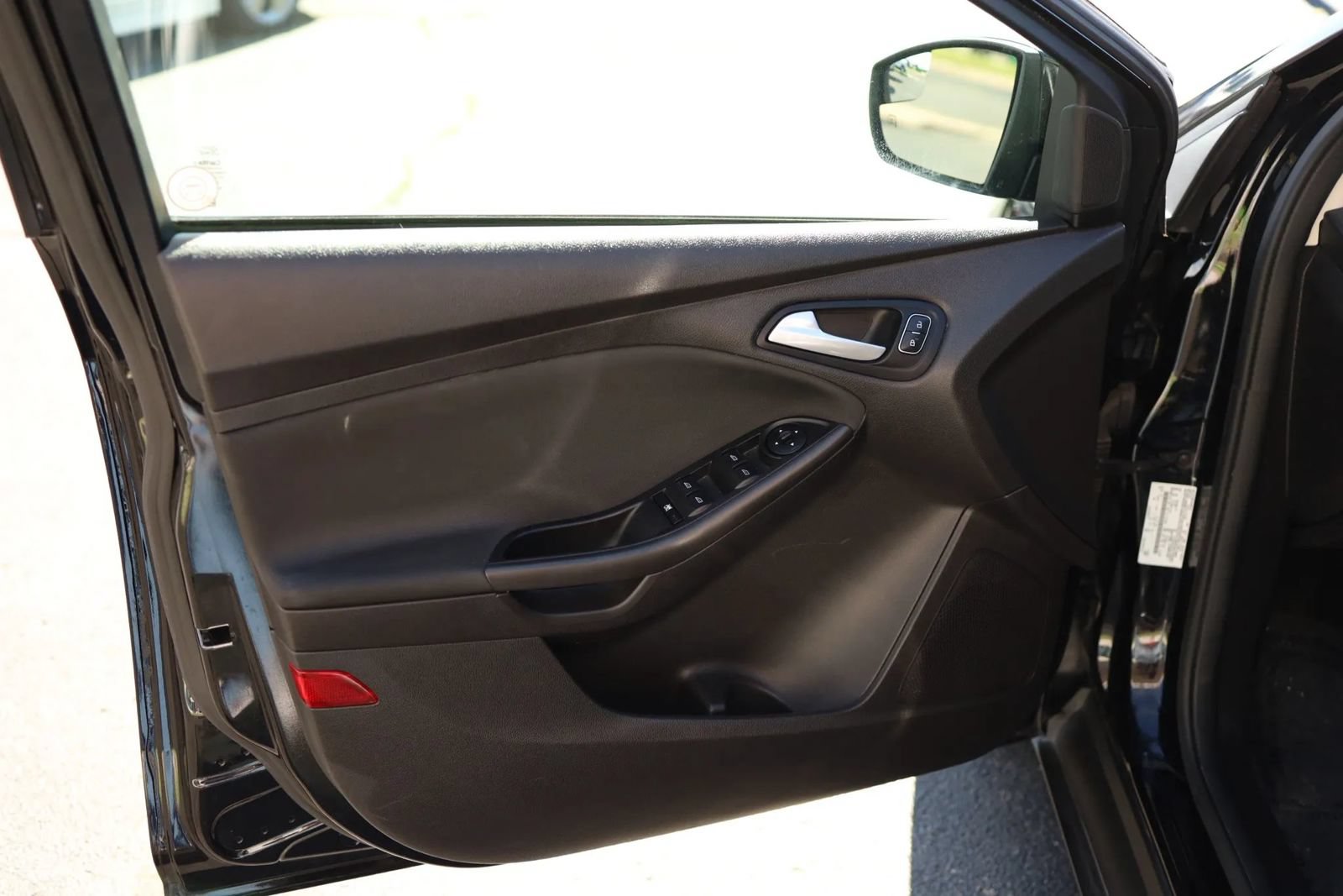 Used 2017 Ford Focus SEL w/ Cold Weather Package FWD image 9