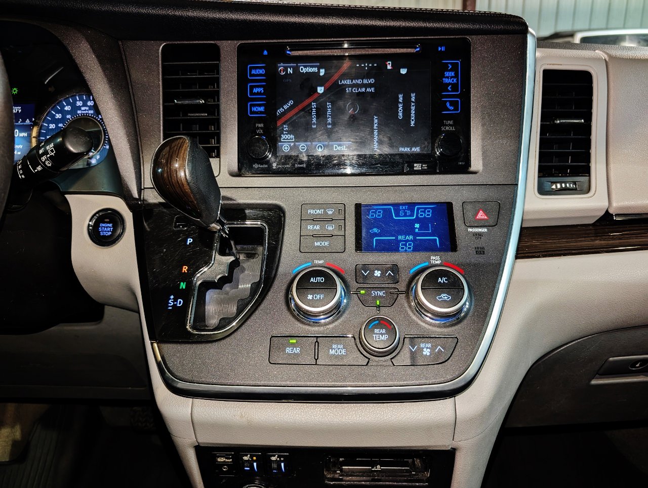 Used 2017 Toyota Sienna XLE Premium image 44