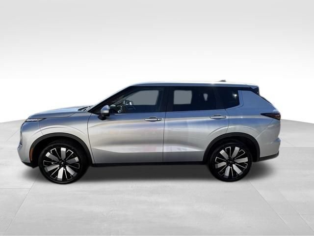 Used 2025 Mitsubishi Outlander SE FWD image 12
