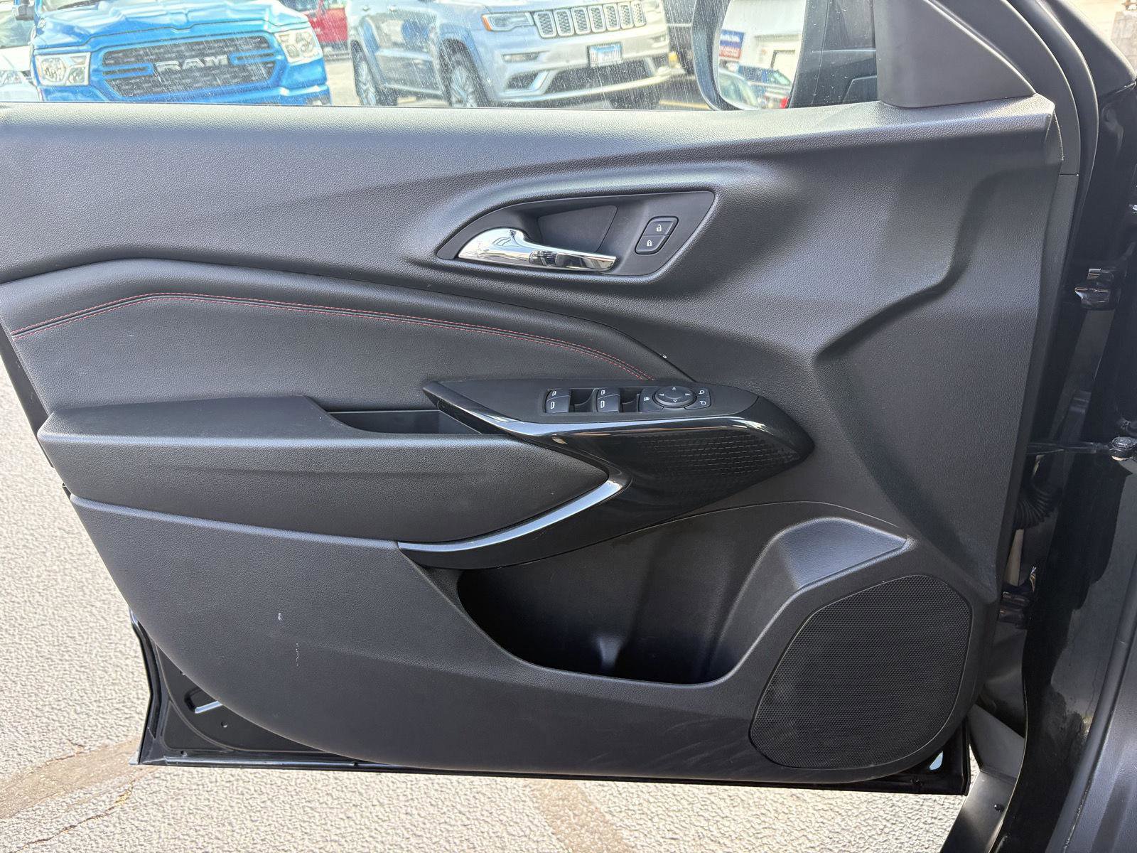 Used 2025 Chevrolet Trax RS FWD image 3