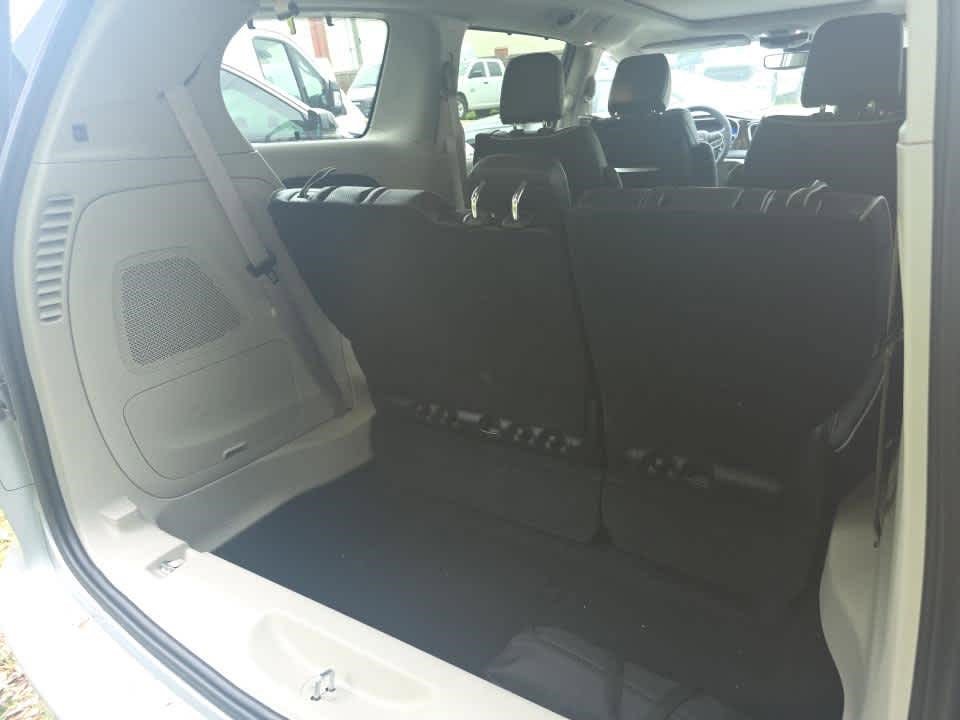 Used 2023 Chrysler Pacifica Limited w/ Uconnect Theater Family Group FWD image 10