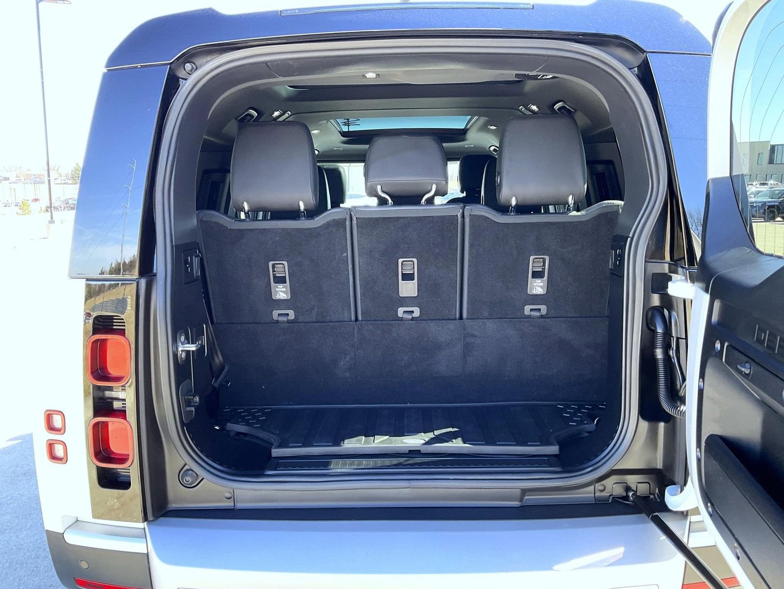 Used 2023 Land Rover Defender 130 SE image 9