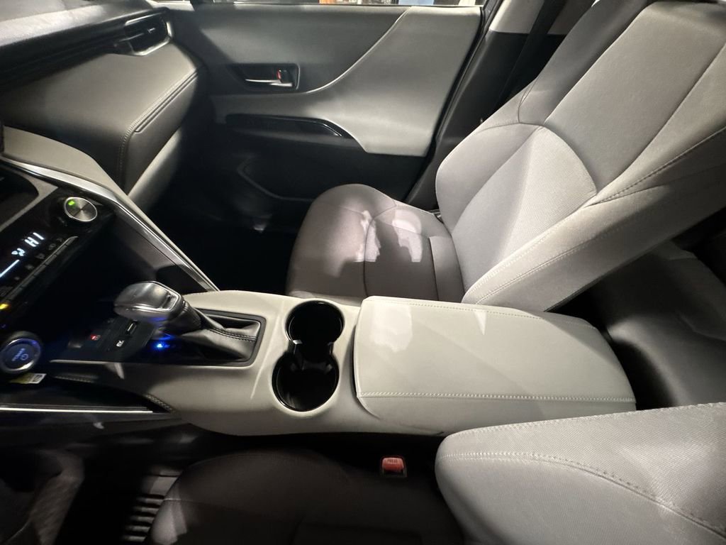 Used 2021 Toyota Venza LE image 28