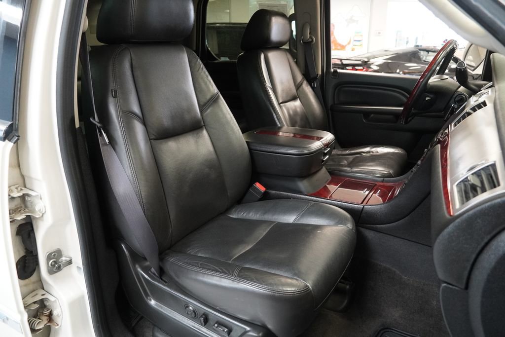 Used 2011 Cadillac Escalade Luxury image 26
