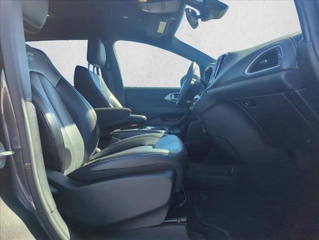 Used 2023 Chrysler Pacifica Touring-L w/ S Appearance Package image 23