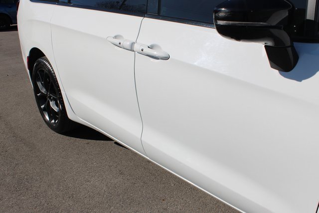 Used 2023 Chrysler Pacifica Limited w/ S Appearance Package image 57