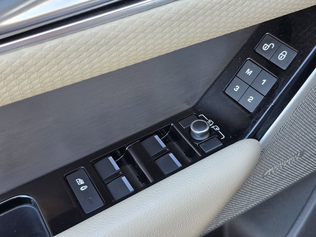 Used 2018 Land Rover Range Rover Velar R-Dynamic SE image 19