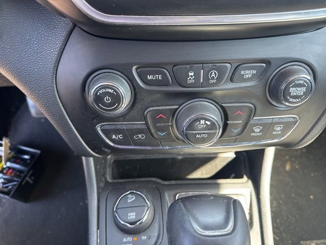 Used 2019 Jeep Cherokee Latitude Plus w/ Comfort/Convenience Group image 12