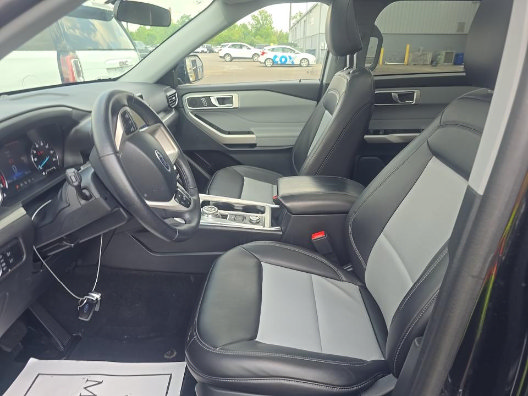 Used 2024 Ford Explorer XLT w/ Equipment Group 202A AWD/4WD image 8