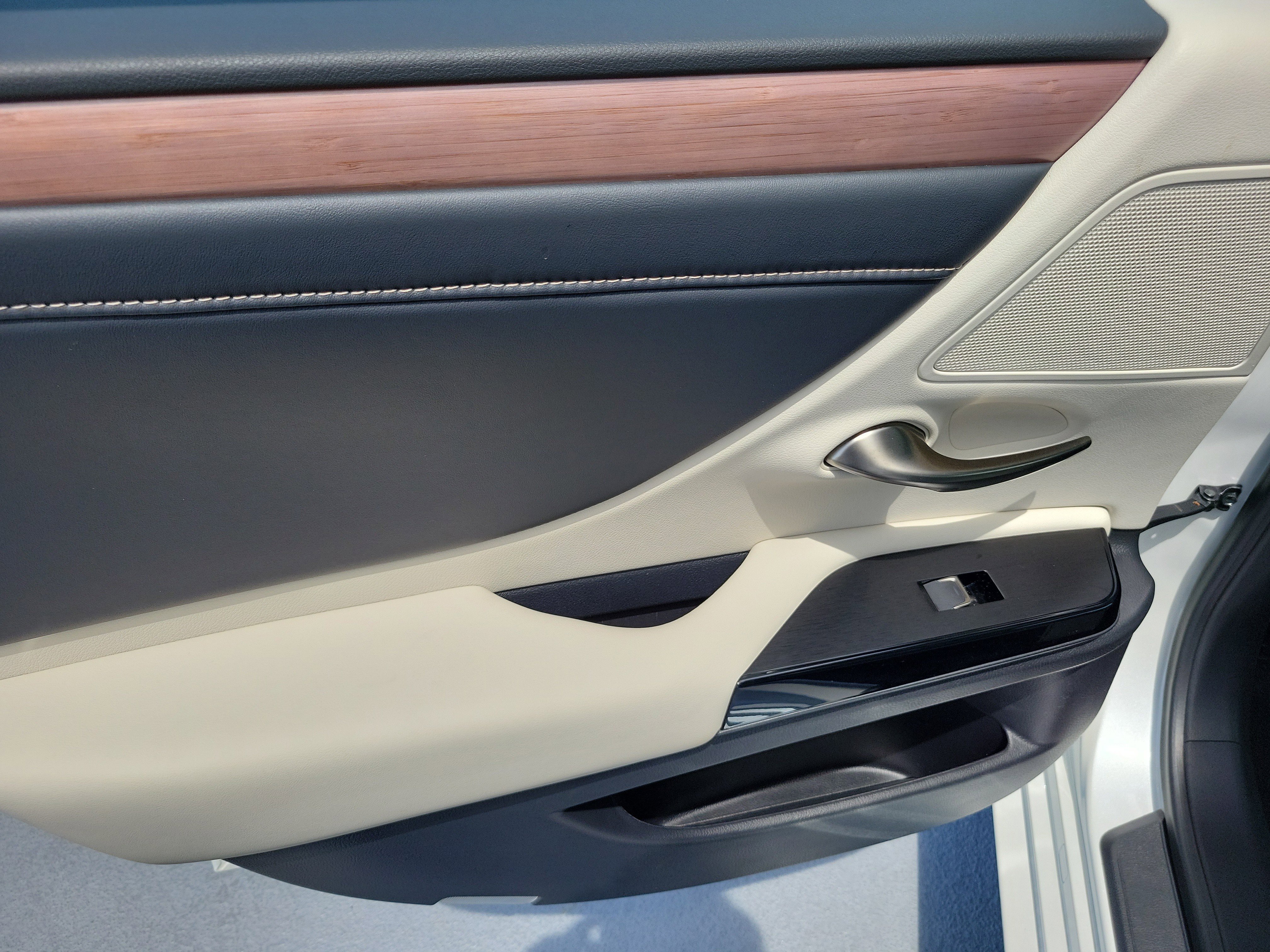 Used 2025 Lexus ES 350 w/ Premium Package FWD image 11