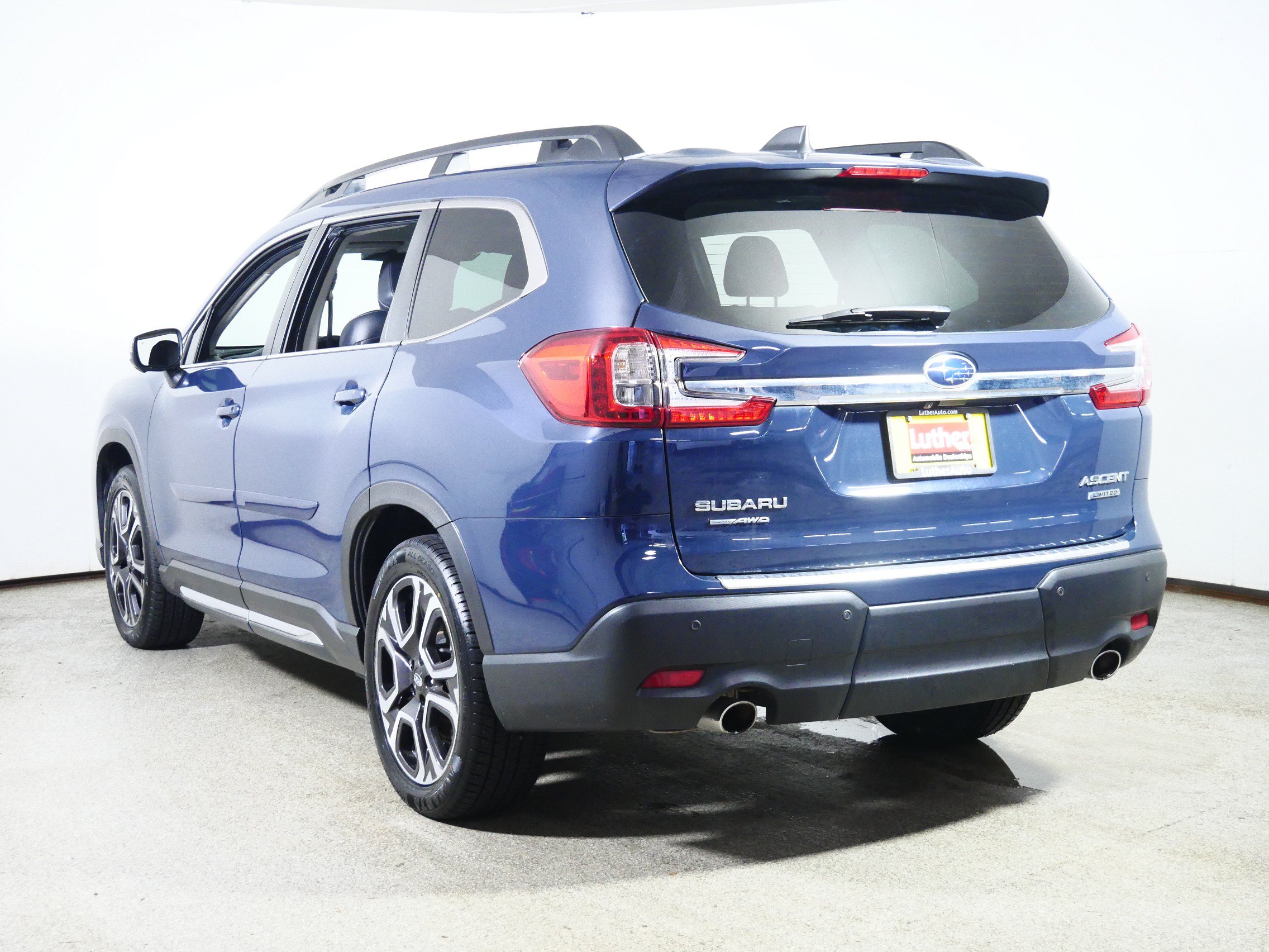 Used 2023 Subaru Ascent Limited w/ Technology Package AWD/4WD image 5