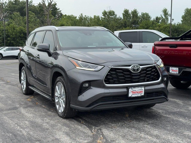 Used 2023 Toyota Highlander Limited AWD/4WD image 2