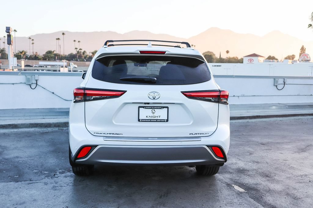 Used 2023 Toyota Highlander Platinum FWD image 8