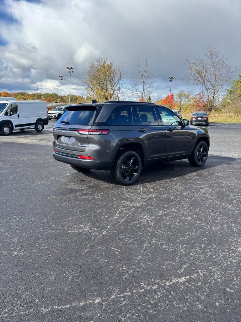 Used 2025 Jeep Grand Cherokee Limited w/ Black Appearance Package AWD/4WD image 5