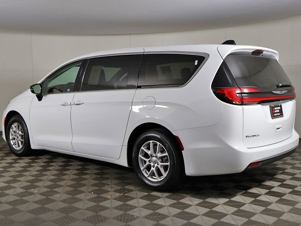Used 2024 Chrysler Pacifica Touring-L FWD image 10