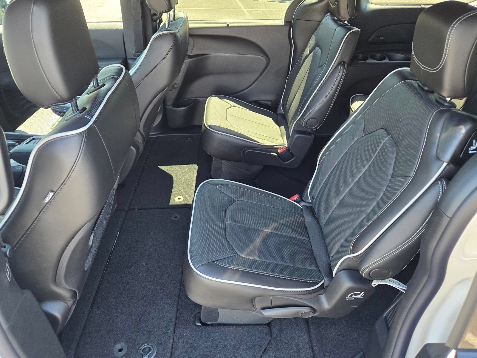 New 2027 Chrysler Pacifica Limited w/ Family Tech Group AWD/4WD image 8