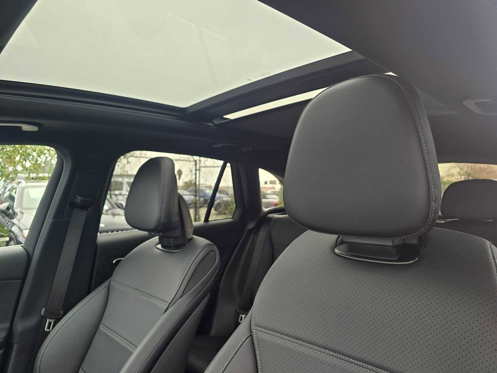 Used 2025 Mercedes-Benz GLC 300 image 24