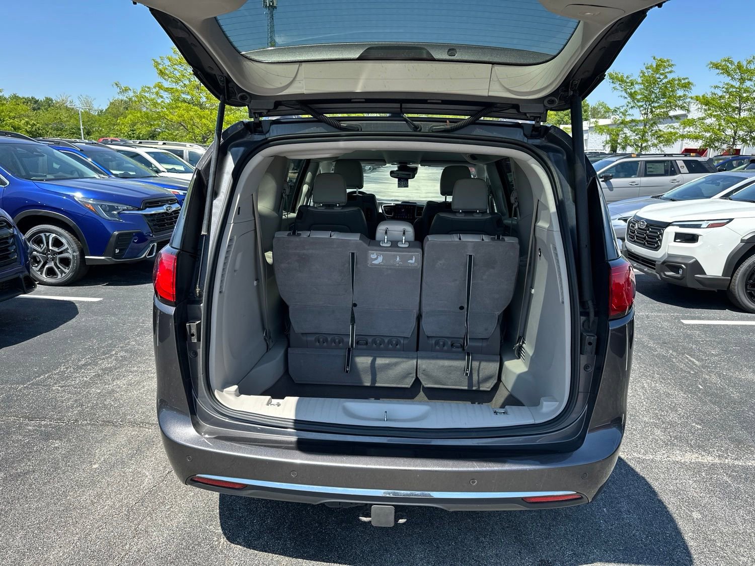 Used 2017 Chrysler Pacifica Touring-L Plus w/ Advanced Safetytec Group FWD image 9