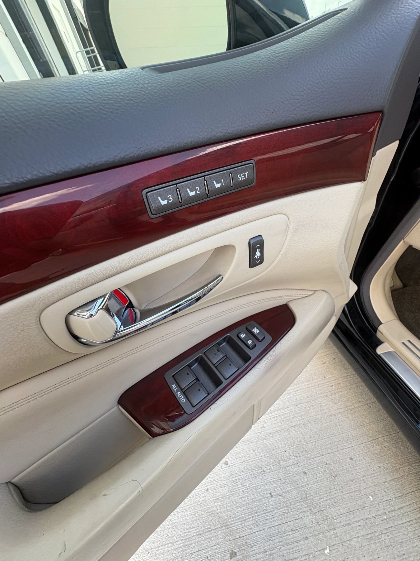 Used 2012 Lexus LS 460 w/ Luxury Value Edition RWD image 25