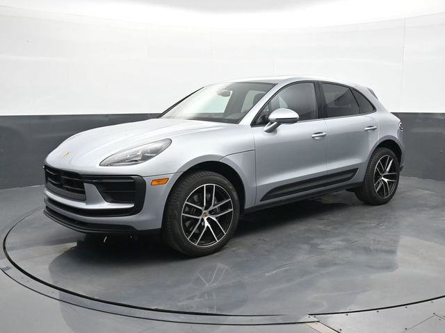 Used 2025 Porsche Macan image 1