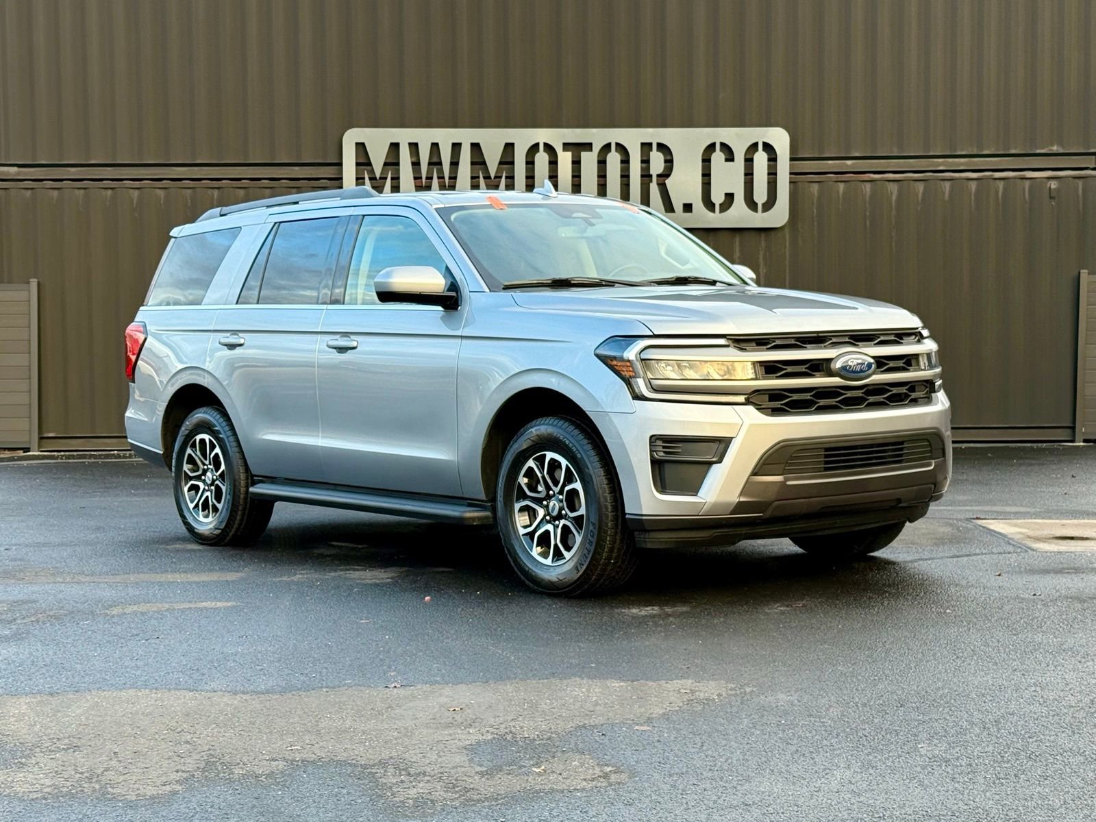 Used 2024 Ford Expedition XLT image 1