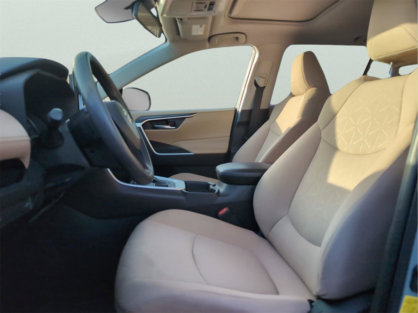 Used 2020 Toyota RAV4 XLE w/ Convenience Package image 14