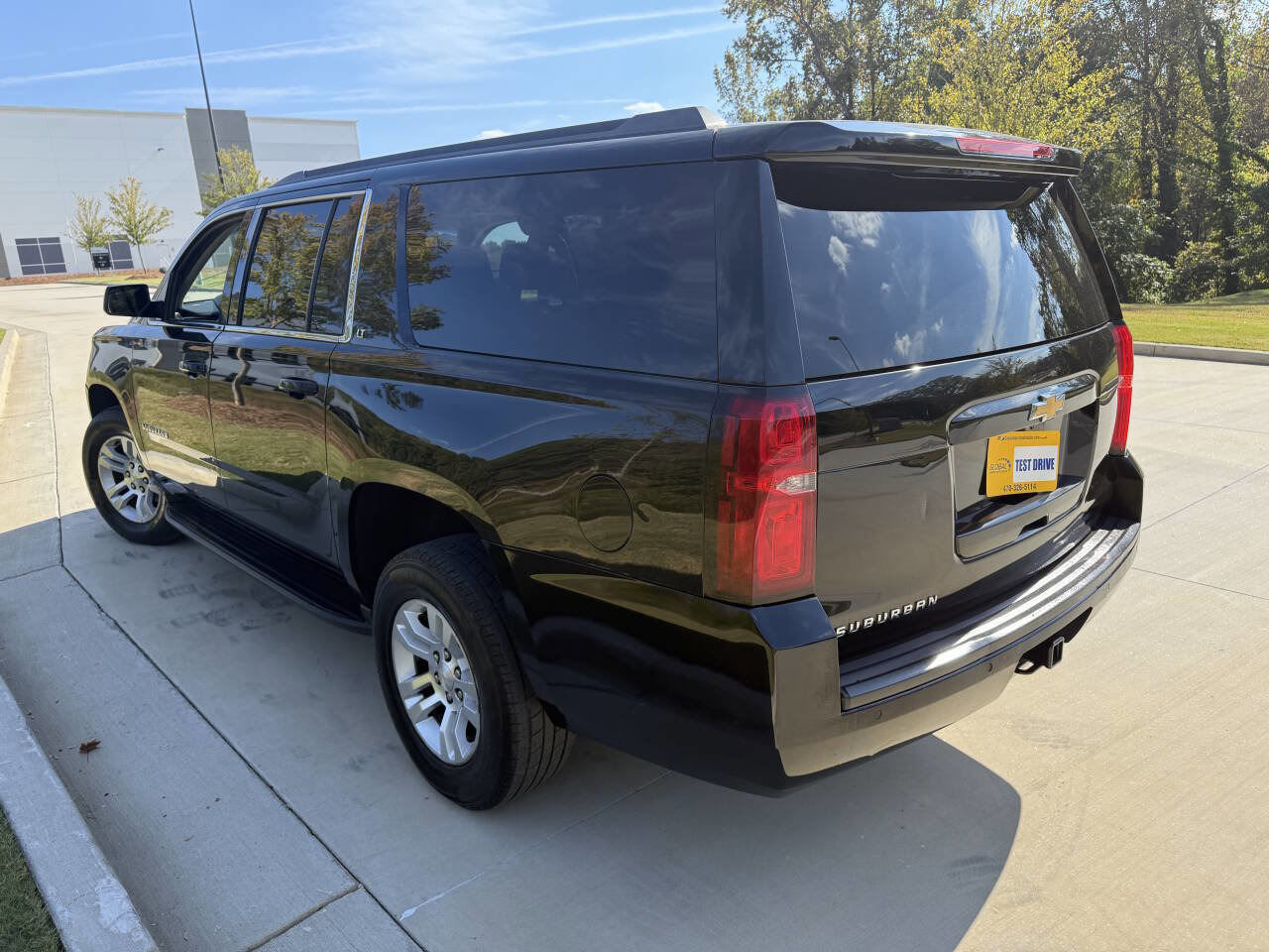 Used 2018 Chevrolet Suburban LT image 3