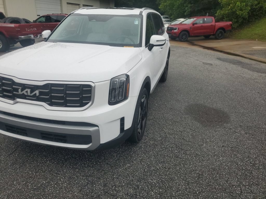 Used 2023 Kia Telluride S w/ S Sunroof Package FWD image 2