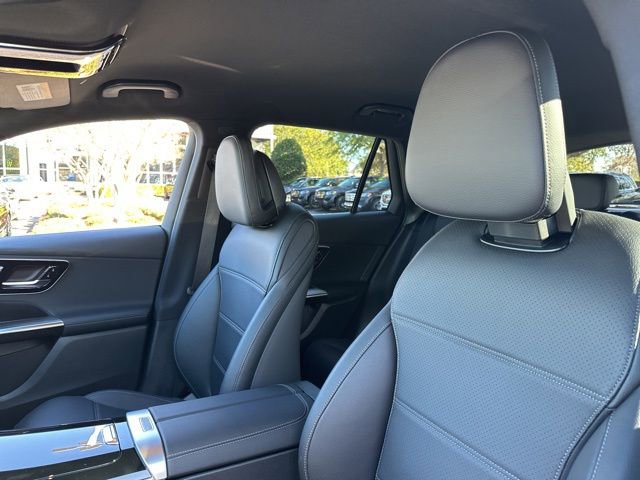 Used 2025 Mercedes-Benz GLC 300 4MATIC image 14