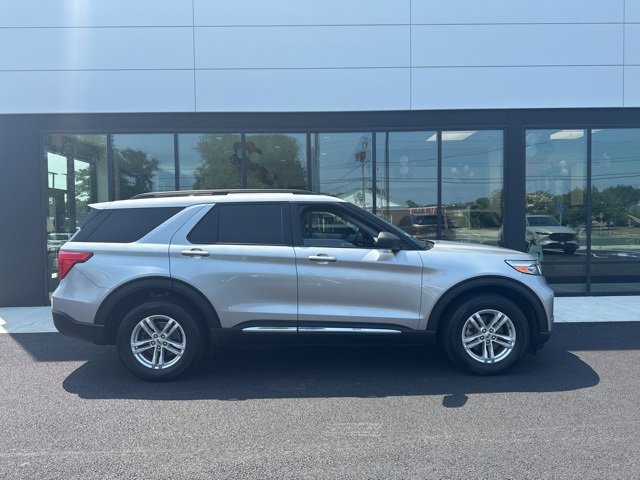 Used 2022 Ford Explorer XLT w/ Equipment Group 202A image 2