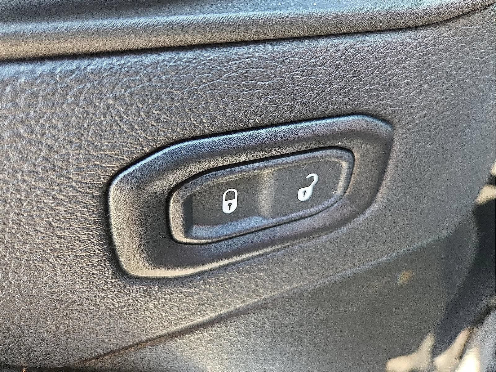 Used 2025 Jeep Wrangler Unlimited Sahara AWD/4WD image 15