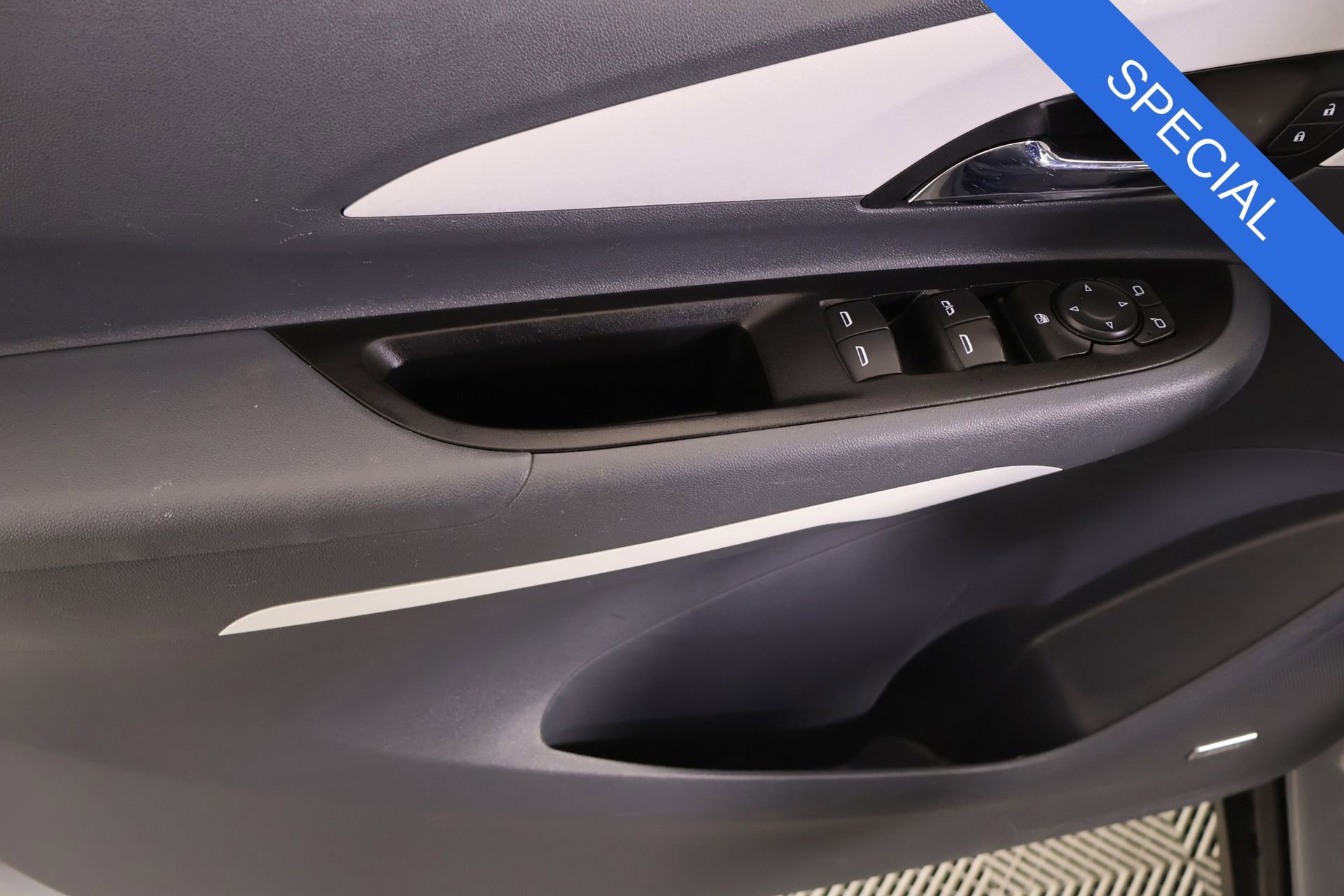 Used 2020 Chevrolet Bolt Premier w/ Infotainment Package image 15