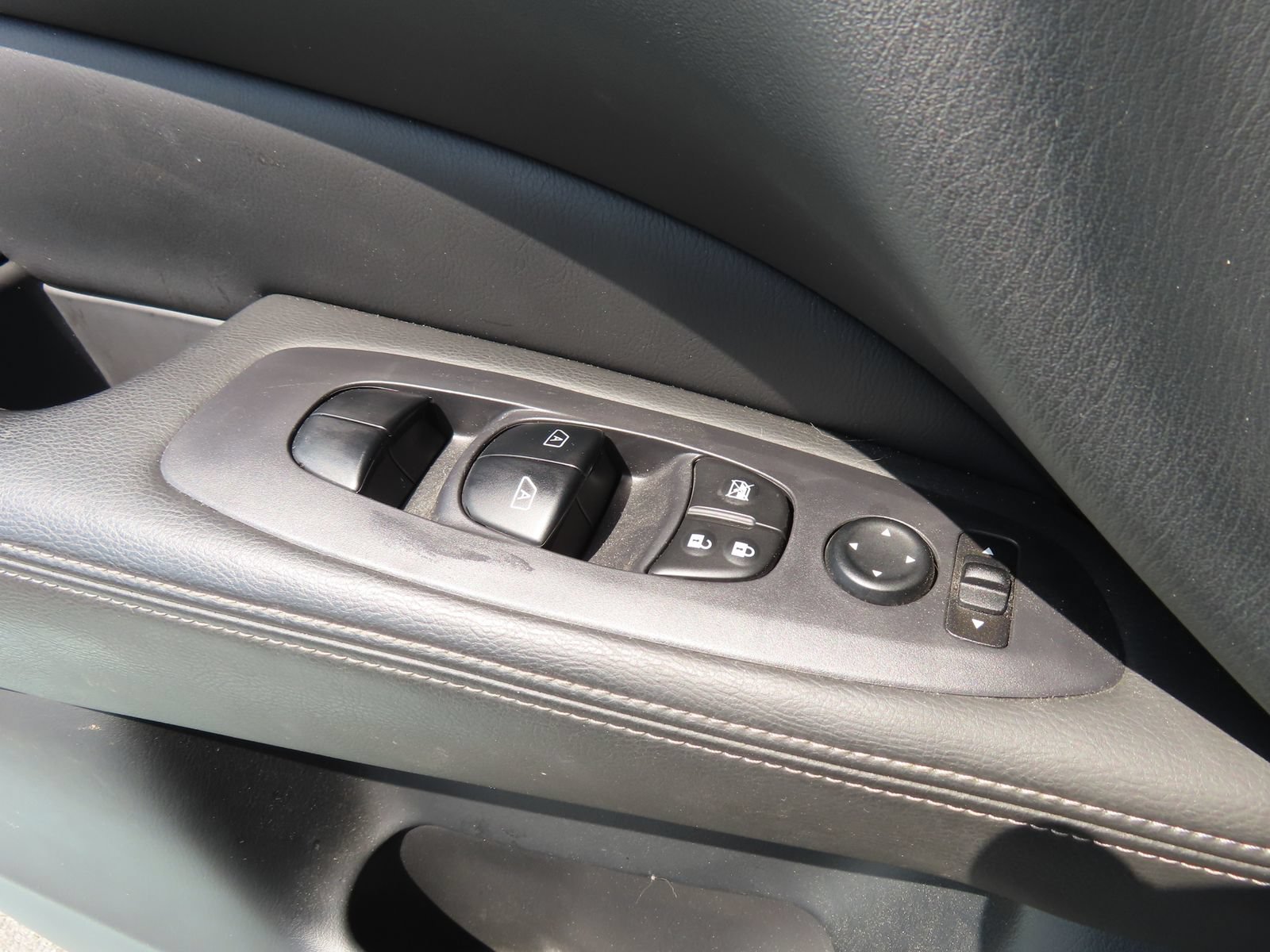 Used 2018 Nissan Pathfinder SV AWD/4WD image 15