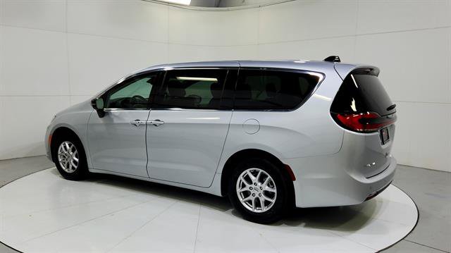 Used 2024 Chrysler Pacifica Touring-L FWD image 6