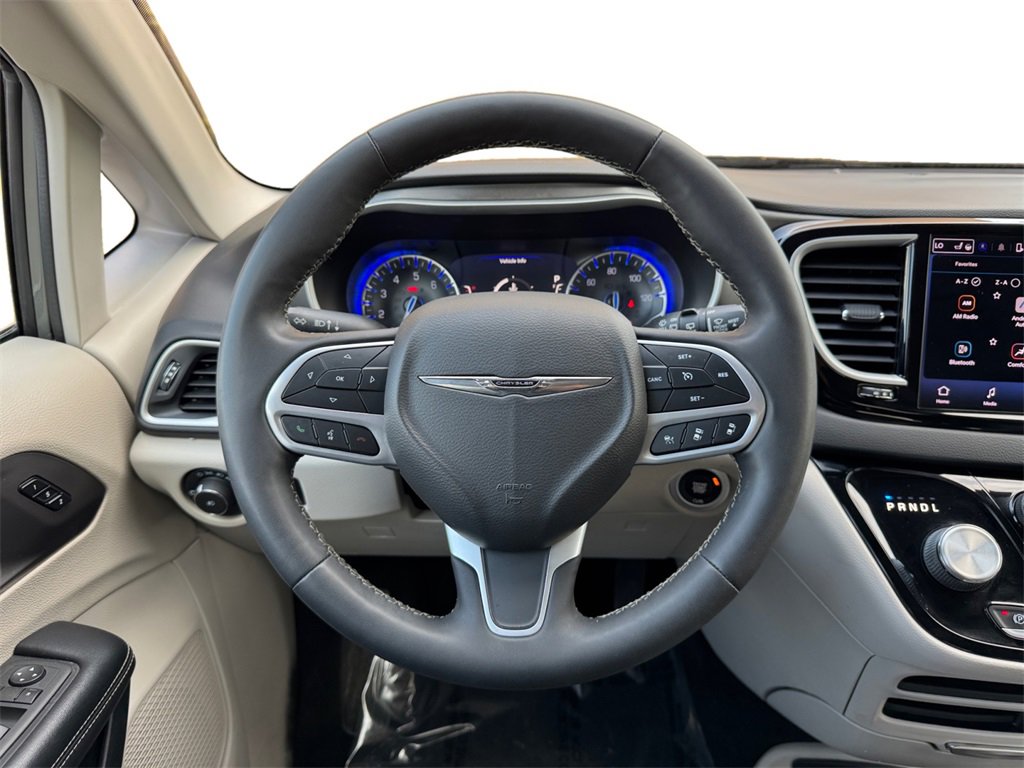 Used 2022 Chrysler Pacifica Touring-L image 23