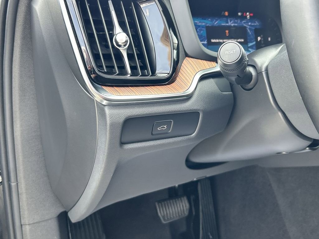 Used 2025 Volvo V60 B5 Cross Country Plus image 17